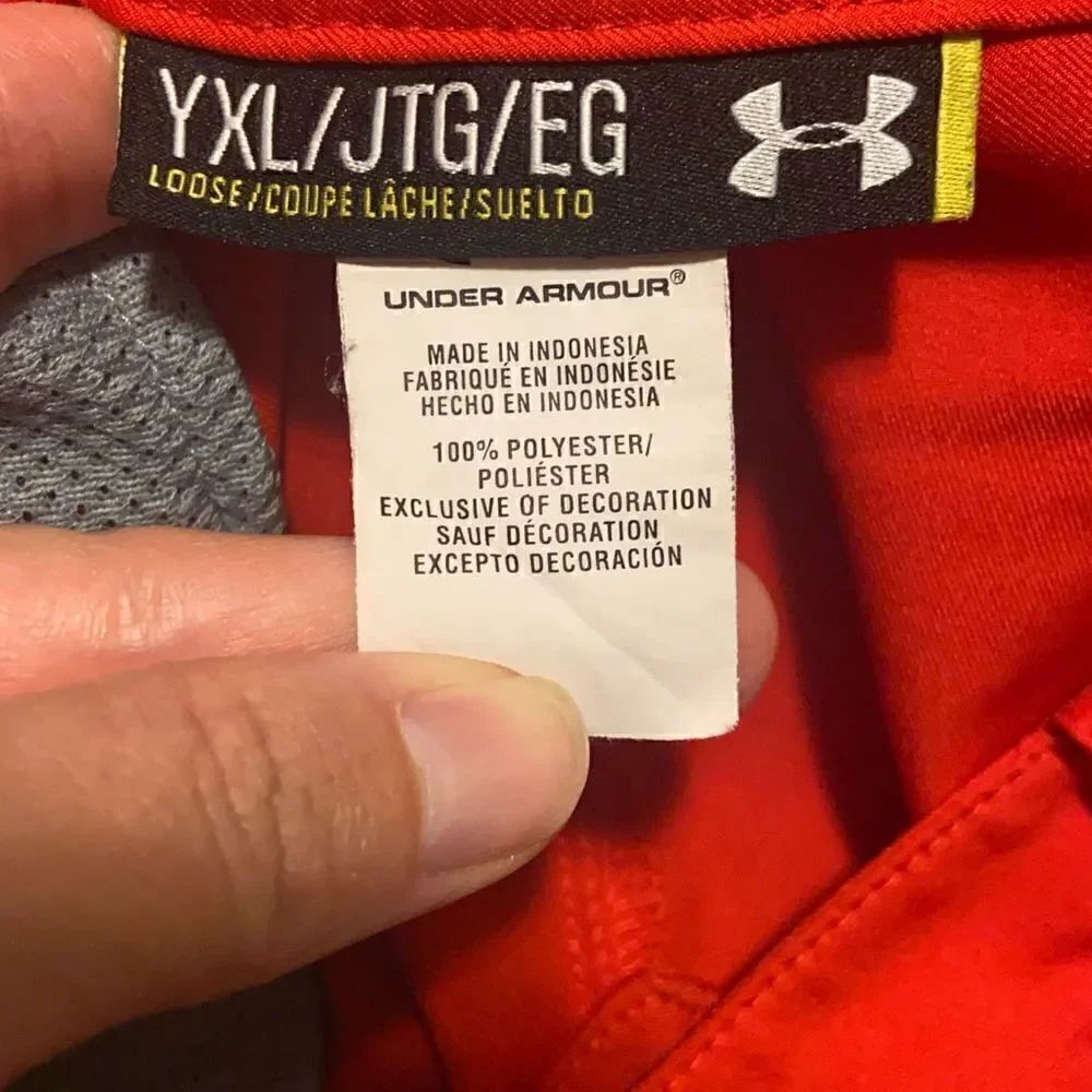 Under Armor Red Bermuda - Picture 4 of 4
